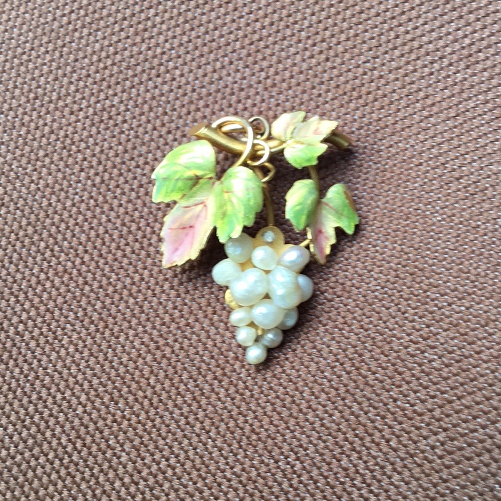 Vintage gold with enamel leaves pendant…issue